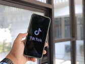Een smartphone met het TikTok-logo