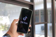 Een smartphone met het TikTok-logo