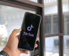 Een smartphone met het TikTok-logo