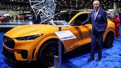 President Biden in Detroit naast een Mustang Mach-E (foto: Reuters)