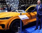 President Biden in Detroit naast een Mustang Mach-E (foto: Reuters)