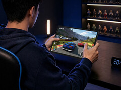 De nieuwe 11-inch gamingtablet heeft een vanafverkoopprijs van ongeveer $456. Afgebeeld: een promofoto waarop de Y900 11 een game uitvoert.