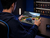 De nieuwe 11-inch gamingtablet heeft een vanafverkoopprijs van ongeveer $456. Afgebeeld: een promofoto waarop de Y900 11 een game uitvoert.