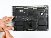 De MacBook Pro Apple M5 heeft slechts minimale reparatieverbeteringen gekregen. (Afbeeldingsbron: iFixit)