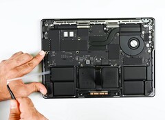 De MacBook Pro Apple M5 heeft slechts minimale reparatieverbeteringen gekregen. (Afbeeldingsbron: iFixit)