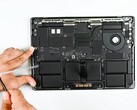 De MacBook Pro Apple M5 heeft slechts minimale reparatieverbeteringen gekregen. (Afbeeldingsbron: iFixit)