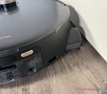 Hij laat een veilige afstand wanneer hij de randen afveegt