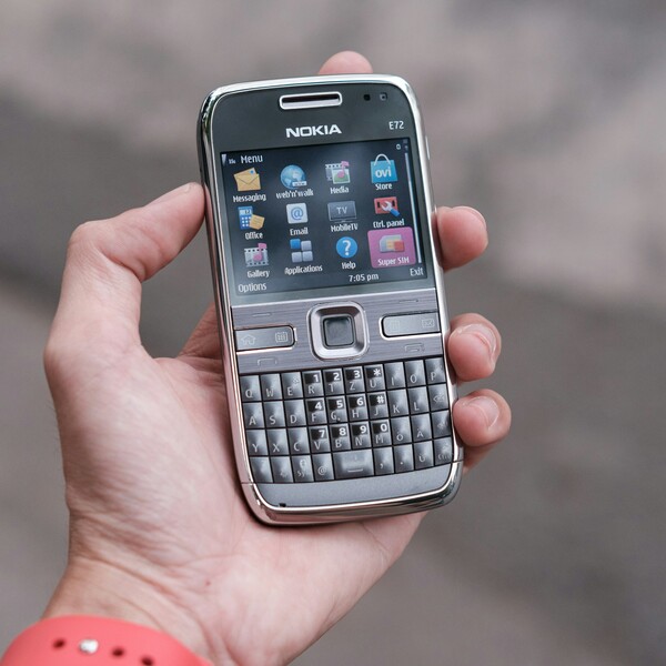 Een vernieuwde Nokia E72 zou de sneltoetsen op het QWERTY-toetsenbord moeten behouden. (Afbeeldingsbron: Unsplash - bewerkt)