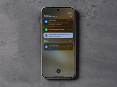 De OnePlus 15 moest enkele functies uitschakelen om ervoor te zorgen dat de temperatuur niet verder opliep. Afgebeeld: een screenshot uit de stresstestvideo. (Afbeeldingsbron: Max Tech)