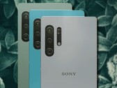 Een door een fan gemaakt concept van de Sony Xperia 1 V toont het toestel met extra camera-apparatuur. (Beeldbron: PEACOCK & Unsplash - bewerkt)