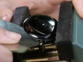 Google heeft het achterpaneel van de Pixel Watch bevestigd met een innovatieve lijm. (Beeldbron: iFixit)
