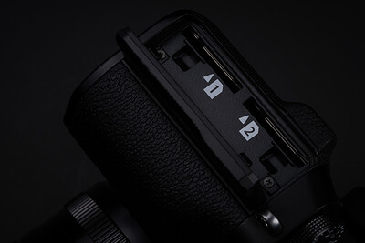 De X-T5 van Fujifilm beschikt over dubbele SD-kaartsleuven met hoge lees- en schrijfsnelheden, waardoor de wachttijden na burstopnamen door de buffer van 43 beelden afnemen. (Afbeeldingsbron: Fujifilm)
