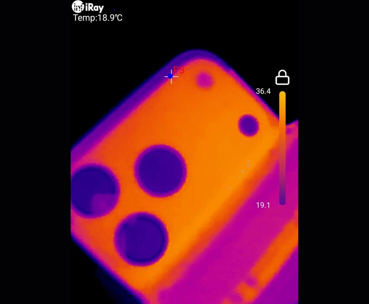 Thermische afbeelding van de iPhone 17 Pro Max waarop de warmteverdeling rond de achtercamera te zien is (bron: u/T-K-Tronix via r/iphone)