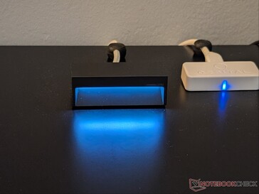 8K-ontvanger met RGB-verlichting ingesteld op wit, 50% helderheid.