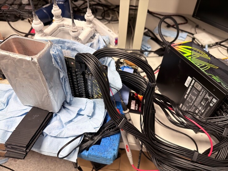 De MSI GeForce RTX 5090 Lightning Z is door overklokkers al overgeklokt tot een ongelooflijke 3,742 GHz. (Afbeeldingsbron: 