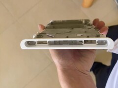 Het vermeende frame van een geruchtmakend Nintendo Switch 2 OLED-prototype (afbeelding) heeft sommige hoopvolle gamers doen geloven dat er al aan een Nintendo Switch 2 OLED wordt gewerkt. (Afbeeldingsbron: Gazlog)