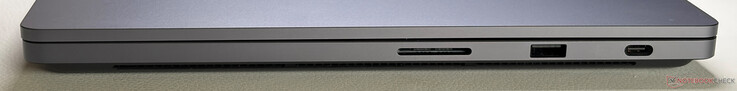 Rechts: SD-kaartlezer, USB-A 3.2 Gen. 1 (5 Gbps), USB-C 4.0 (40 Gbps, magnetisch, DisplayPort 2.1, Power Delivery)
