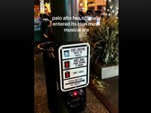 Een TikTok (screenshot) waarop de gehackte oversteekplaatsknop in Palo Alto te zien is. (Afbeeldingsbron: rosecampau op TikTok)