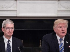 Tim Cook en Donald Trump tijdens een zakenbijeenkomst in het Witte Huis (bron: Sky News)