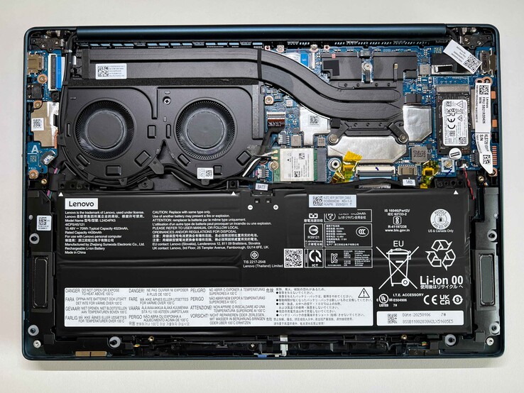 Yoga Slim 7 14AKP G10 ter vergelijking. Hoewel de twee modellen uiterlijk identiek zijn, zijn er intern enkele verschillen