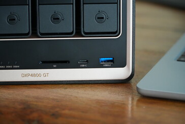 De voorkant van de Ugreen NASync DXP4800 GT