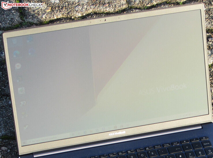 De VivoBook buiten (geschoten in de felle zon).