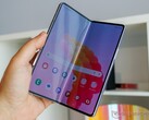 De Galaxy Z Fold5 heeft een duidelijke vouw, in tegenstelling tot sommige van zijn concurrenten. (Afbeelding bron: Notebookcheck)