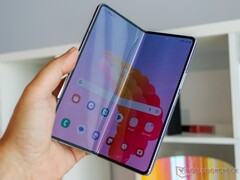 De Galaxy Z Fold5 heeft een duidelijke vouw, in tegenstelling tot sommige van zijn concurrenten. (Afbeelding bron: Notebookcheck)