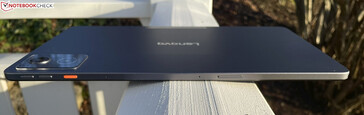 Boven: volumeknop, actieknop, microfoons, microSD/SIM-sleuf