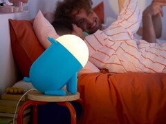 Een afbeelding van IKEA Grejsimojs LED tafellamp op een nachtkastje