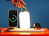De DailyObjects oplader kan ook een draagbare lamp opladen.