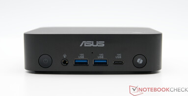 Voorkant: Aan/uit-knop, 3,5mm combo audio, 2x USB TypeA 10Gbps, USB TypeC 10Gbps, Copilot snelkoppelingsknop