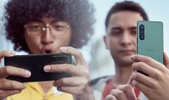 Vergeleken met veel vlaggenschip smartphones, ziet de Sony Xperia 5 er compact uit in de hand. (Beeldbron: Sony (Xperia 5 IV) - bewerkt)