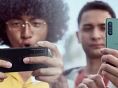 Vergeleken met veel vlaggenschip smartphones, ziet de Sony Xperia 5 er compact uit in de hand. (Beeldbron: Sony (Xperia 5 IV) - bewerkt)