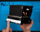 Een schermafbeelding van het grote koellichaam van de Steam Machine bovenop de I/O- en voedingsunits