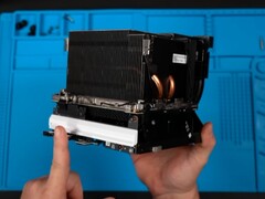 Een schermafbeelding van het grote koellichaam van de Steam Machine bovenop de I/O- en voedingsunits