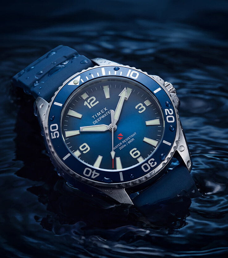 Timex Deepwater Arctic 200 met een blauwe wijzerplaat met kleurverloop en bijpassende blauwe HNBR-rubberen band, deels onder water gefotografeerd.