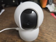 De lens kan mechanisch afgedekt worden door de behuizing.