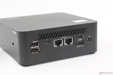 Achterkant: 2x USB-A 2.0, USB-C Thunderbolt 4 met DisplayPort 2.1 + Power Delivery (15 W), 2x RJ-45 (2,5 Gbps), USB-C Thunderbolt 4 met DisplayPort 2.1 + Power Delivery (100 W), HDMI 2.1 met MSI Power Link, AC-adapter