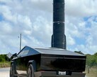 Cybertruck naast een SpaceX Starship-raket. (Afbeeldingsbron: NikolaBrussels/X)