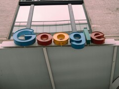 Het Google-logo op de gevel van een gebouw. (Afbeeldingsbron: Hardeep Singh via Pexels)