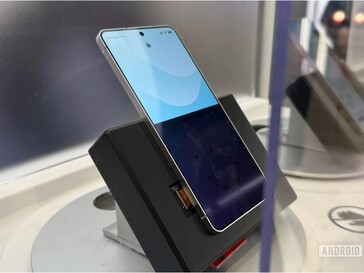 Een Samsung Galaxy telefoon met een nieuwere versie van de Privacy Display, die de helft van het scherm blokkeert.