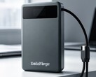 De SolidForge is een solid-state powerbank met een display