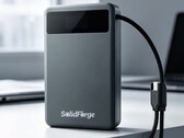 De SolidForge is een solid-state powerbank met een display