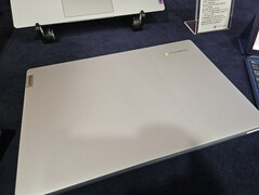 De IdeaPad 3 Slim Chromebook te zien op MWC in zijn tweede Cloud Gray kleurstelling. (Bron: Notebookcheck)