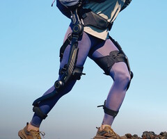 Het Hypershell Halo-exoskelet wordt zowel aan de boven- als onderbenen vastgemaakt om aangedreven loopondersteuning te bieden.