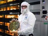 Intels aankomende Panther Lake CPU's moeten mogelijk met verlies worden verkocht vanwege de opbrengsten van subdeel 18A (afbeelding: Intel halfgeleiderwafter; bron: Intel)