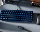 Keychron Q16 HE TMR-toetsenbord op een bureau met andere randapparatuur