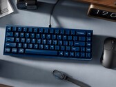 Keychron Q16 HE TMR-toetsenbord op een bureau met andere randapparatuur