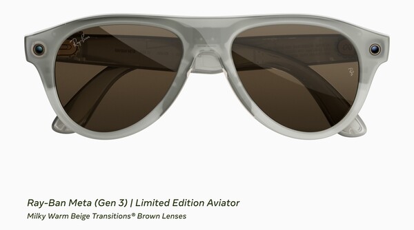 De Ray-Ban Meta (Gen 3) Limited Edition Aviator met een melkachtig, warm beige montuur en bruin verkleurende glazen.